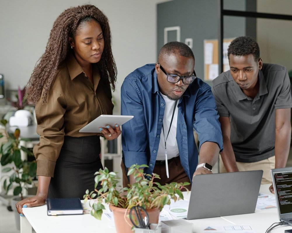 teamlead-pointing-to-scree-2026-01-08-00-09-00-utc (1) (1) (1)